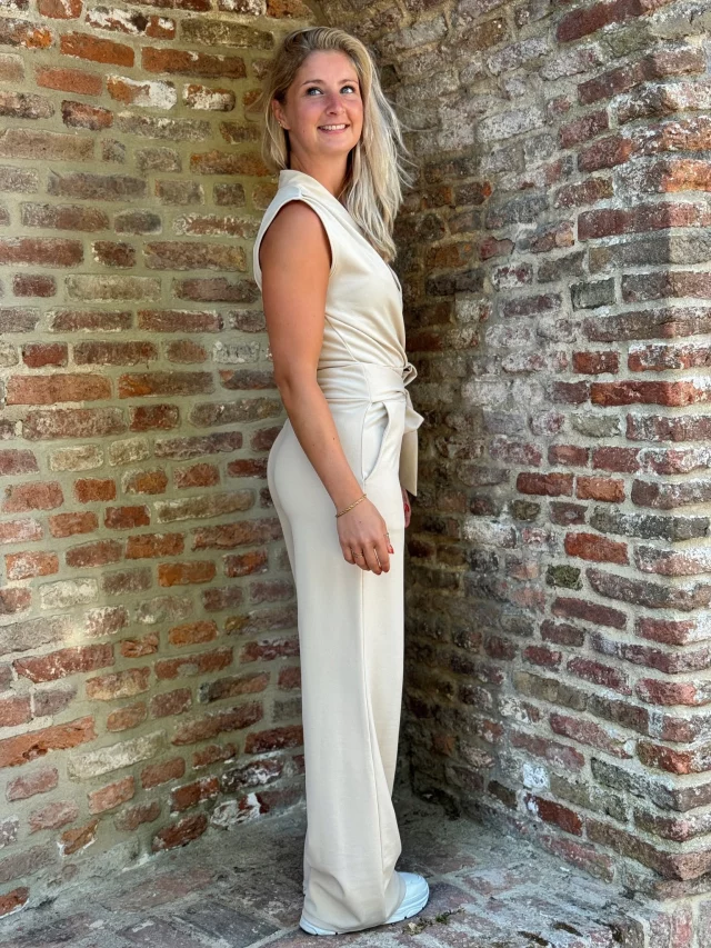 Jumpsuit Nancy kit🤍 Deze populaire jumpsuit heeft een heerlijk stretchy stofje, dus comfy en chique tegelijk 🥰😍 Je shopt 'm hier 👉https://ap.lc/qjPZi