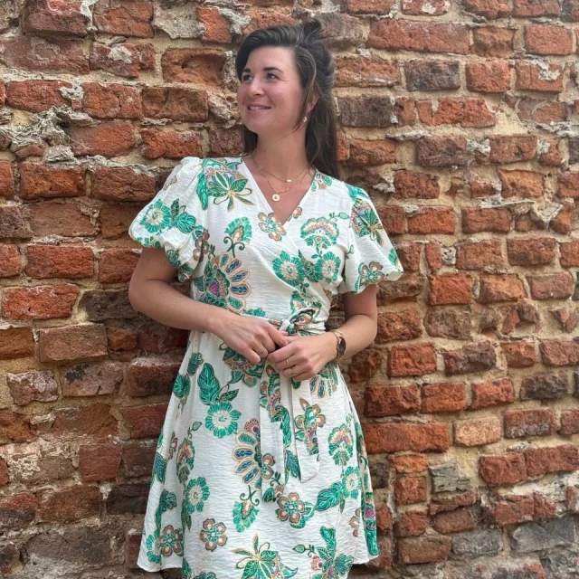 Keuze, keuze, keuze! Dit heerlijke jurkje hebben we in vier kleuren online staan.
Welke kleur zou jij willen?#trendz#jurkje#mirna
