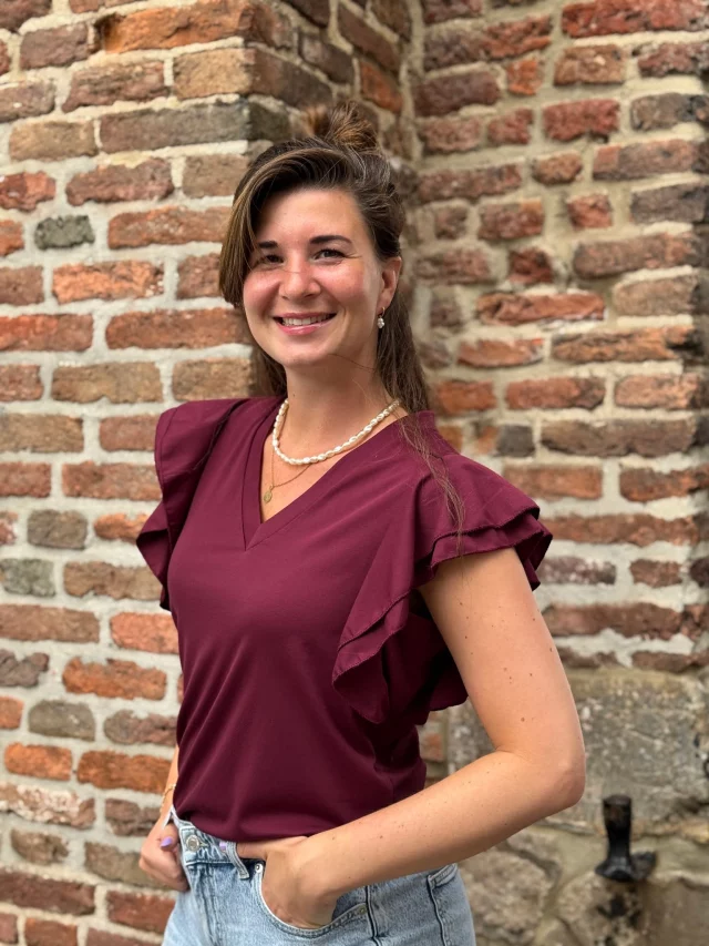 Top Dana 🤩 Een heerlijk shirtje, lekker simpel maar zeker niet saai ✨ En we hebben m' in 4 leuke kleurtjes! ☀️🛍 Je shopt ze hier 👉 https://www.trendzonline.nl/nieuwe-collectie/