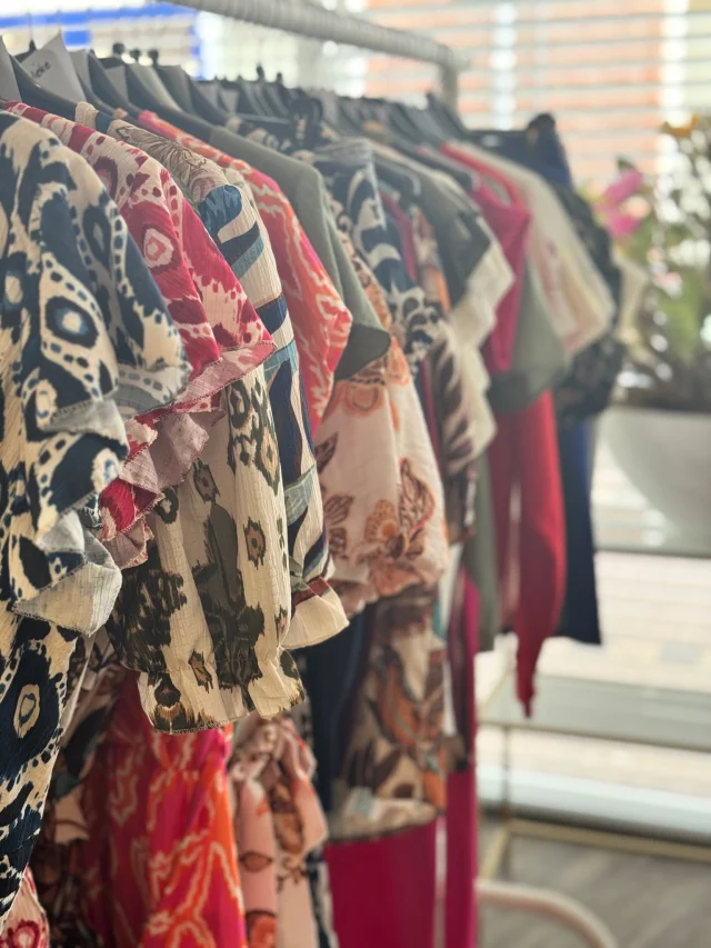 VERRASSING!! 😍 Wij hebben een drukke dag voor de boeg, want vanavond om 19:00 komt er een NIEUWE FASHION DROP 🥳❤️ Hier alvast een sneak peek 😏 Zoveel leuke kleurtjes en prints💕 Stay tuned!