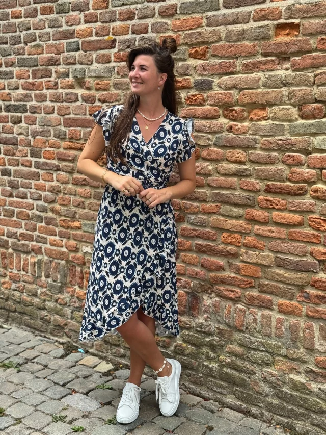 Jurk Lucy navy 💙 Ook dit super leuke jurkje is weer aangevuld🤩 Hoe leuk is dit zomerse jurkje?😍👉 https://www.trendzonline.nl/jurk-lucy-blauw/