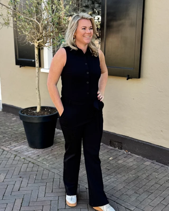 Ons geweldige mouwloze jumpsuit van onze eigen travelstofcollectie
is toch helemaal te gek!🤩🥳💃#trendz#vierkleuren