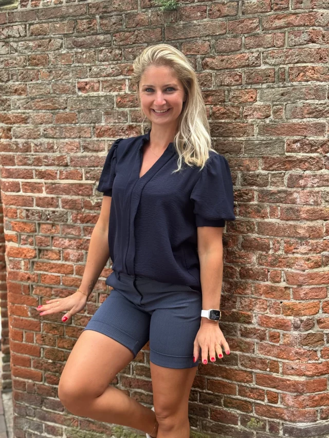Emma short 💙 Geen schurende benen, een lekker stretch stofje én een mooie kleur?! 😍✨ Dan zit je met dit shortje helemaal goed!🤩👉 https://ap.lc/TwPNI