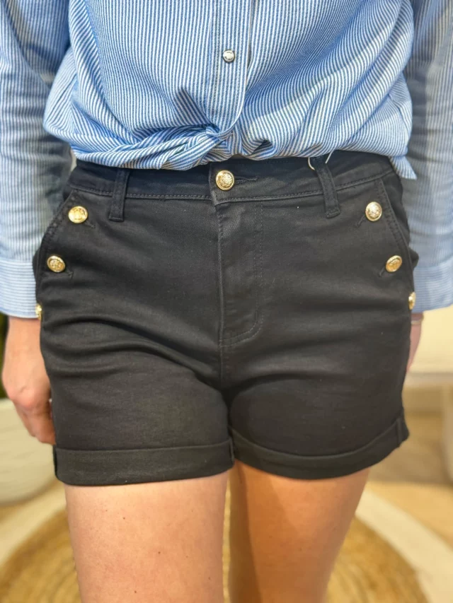 Spijkershortje Nina☀️ Dit korte broekje bevat veel stretch en zit daardoor heerlijk 🤩 Voor maar €34,95 shop je ze hier👉https://ap.lc/WdPPL