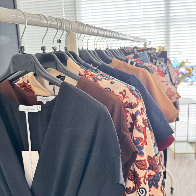 SURPRISE!! 🤩 Wij hebben weer een hele drukke dag voor de boeg, want vanavond om 19:00 komt er weer een nieuwe FASHION DROP!! 😱 Hier kun je alvast een beetje spieken... 😎